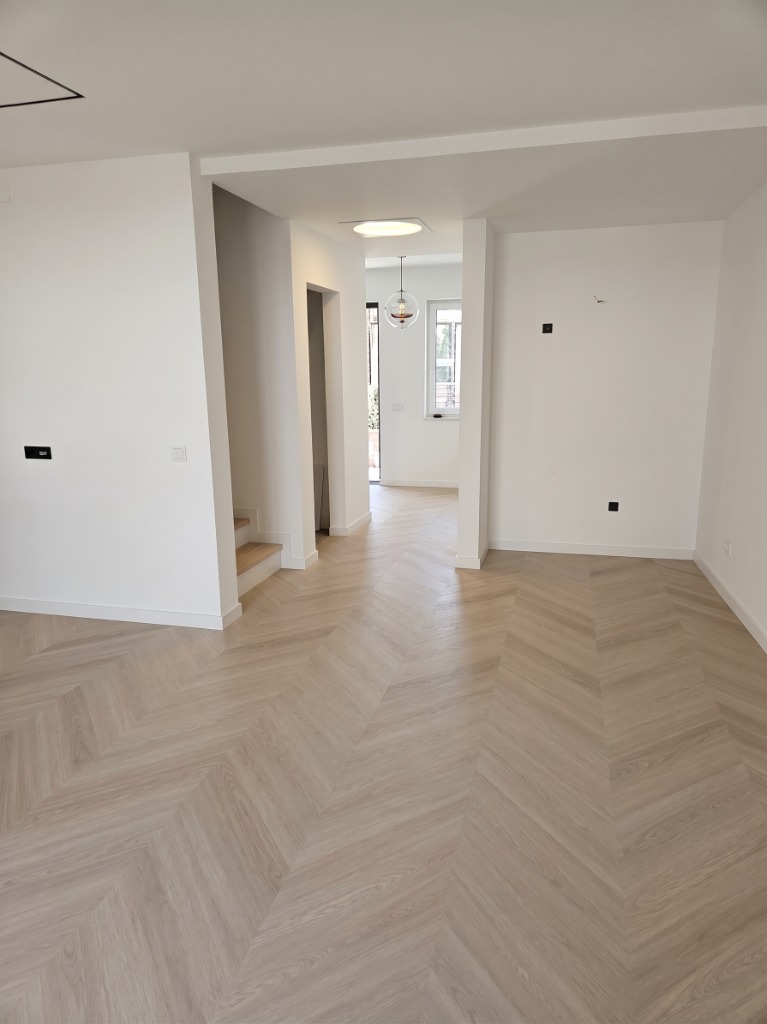 Chevron riblja kost svetli LVT i SPC pod u modernom stanu